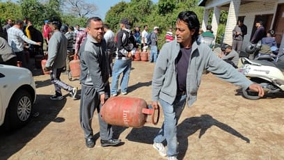 धर्मशाला के चीलगाड़ी स्थित गैस एजेंसी गोदाम के पास घरेलू गैस सिलिंडर लेने से पहले पर्ची कटवात