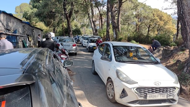 धर्मशाला के चीलगाड़ी स्थित गैस एजेंसी गोदाम के पास घरेलू गैस सिलिंडर लेने से पहले पर्ची कटवात