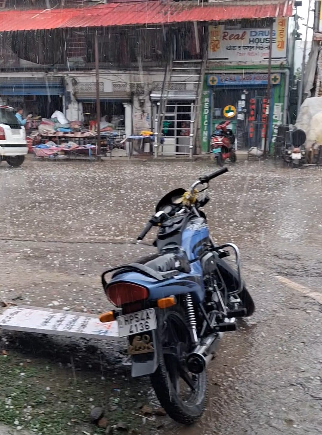 धर्मशाला के पास जटेहड़ में बारिश के बाहर ढही गेंहू की फसल। अमर उजाला धर्मशाला के पास जटेहड़ में बारिश के बाहर ढही गेंहू की फसल। अमर उजाला