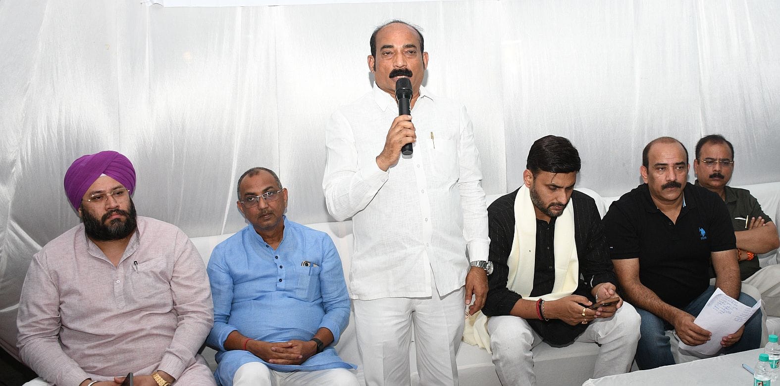 उत्तर प्रदेश आदर्श व्यापार मंडल की और से भाजपा नेता नीरज सिंह को सम्मानित करते व्यापारी नेता सं उत्तर प्रदेश आदर्श व्यापार मंडल की और से भाजपा नेता नीरज सिंह को सम्मानित करते व्यापारी नेता सं