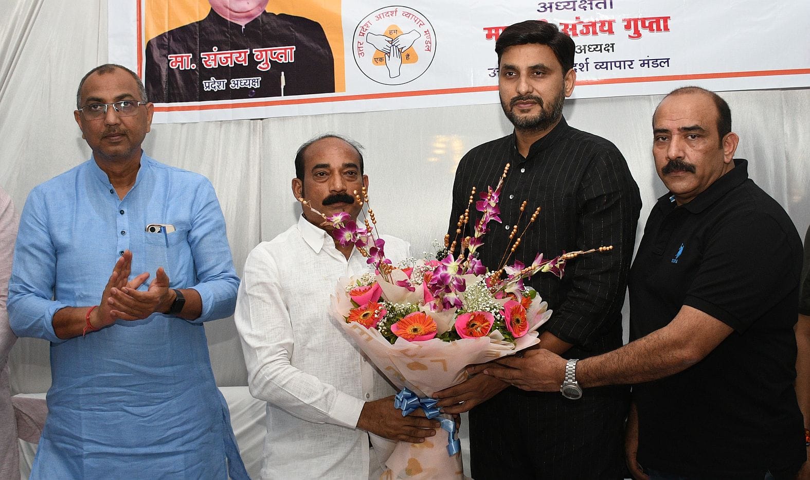 उत्तर प्रदेश आदर्श व्यापार मंडल की और से भाजपा नेता नीरज सिंह को सम्मानित करते व्यापारी नेता सं उत्तर प्रदेश आदर्श व्यापार मंडल की और से भाजपा नेता नीरज सिंह को सम्मानित करते व्यापारी नेता सं