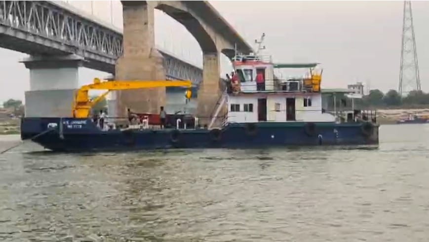 वीर अब्दुल हमीद सेतु पर बैठे खलासी विट्ठल गुप्ता के शोकाकुल परिजन। संवाद वीर अब्दुल हमीद सेतु पर बैठे खलासी विट्ठल गुप्ता के शोकाकुल परिजन। संवाद