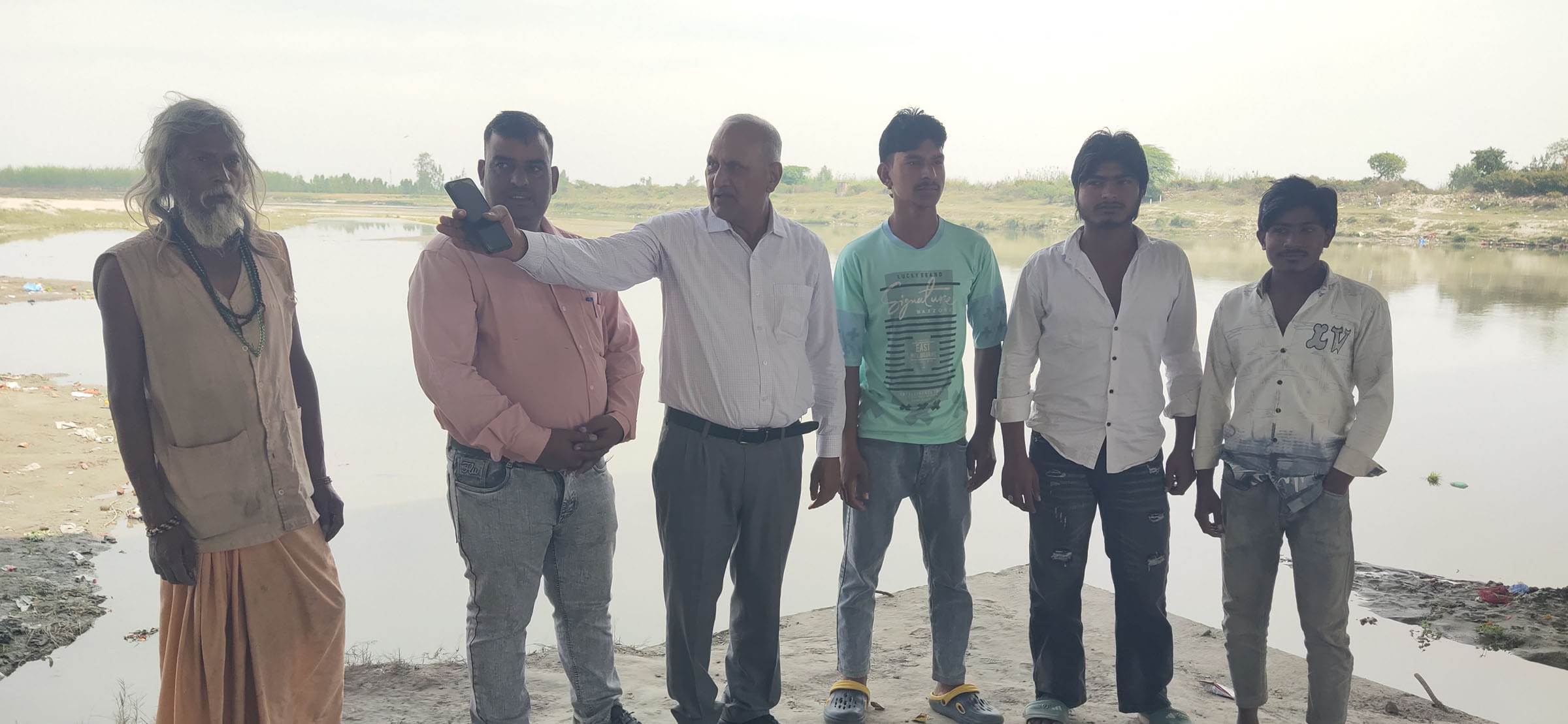 यमुना-गंगा संगम घाट बनाने की मांग के लिए जनसंपर्क करते यमुना सुधार समिति के प्रदेशाध्यक्ष एडवो यमुना-गंगा संगम घाट बनाने की मांग के लिए जनसंपर्क करते यमुना सुधार समिति के प्रदेशाध्यक्ष एडवो