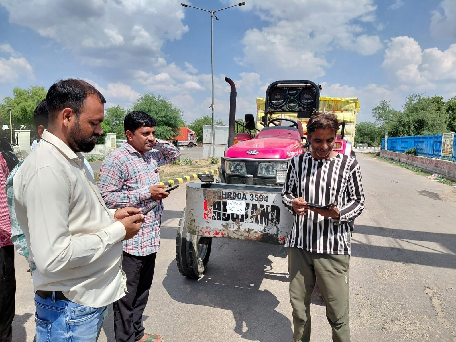 05जेएनडी20: पुरानी मंडी मार्केटी कमेटी कार्यालय के बाहर धरना देते हुए किसान संगठन। स्रोत कार्यक 05जेएनडी20: पुरानी मंडी मार्केटी कमेटी कार्यालय के बाहर धरना देते हुए किसान संगठन। स्रोत कार्यक