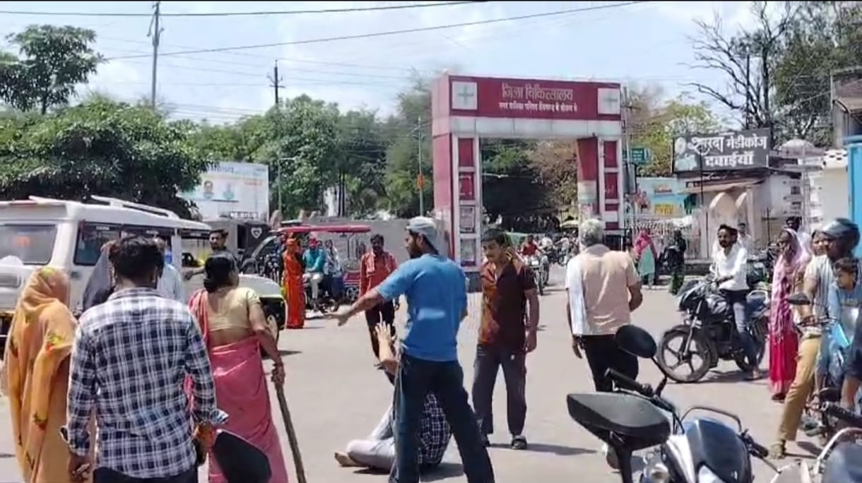 आरोपी की पिटाई करती महिलाएं