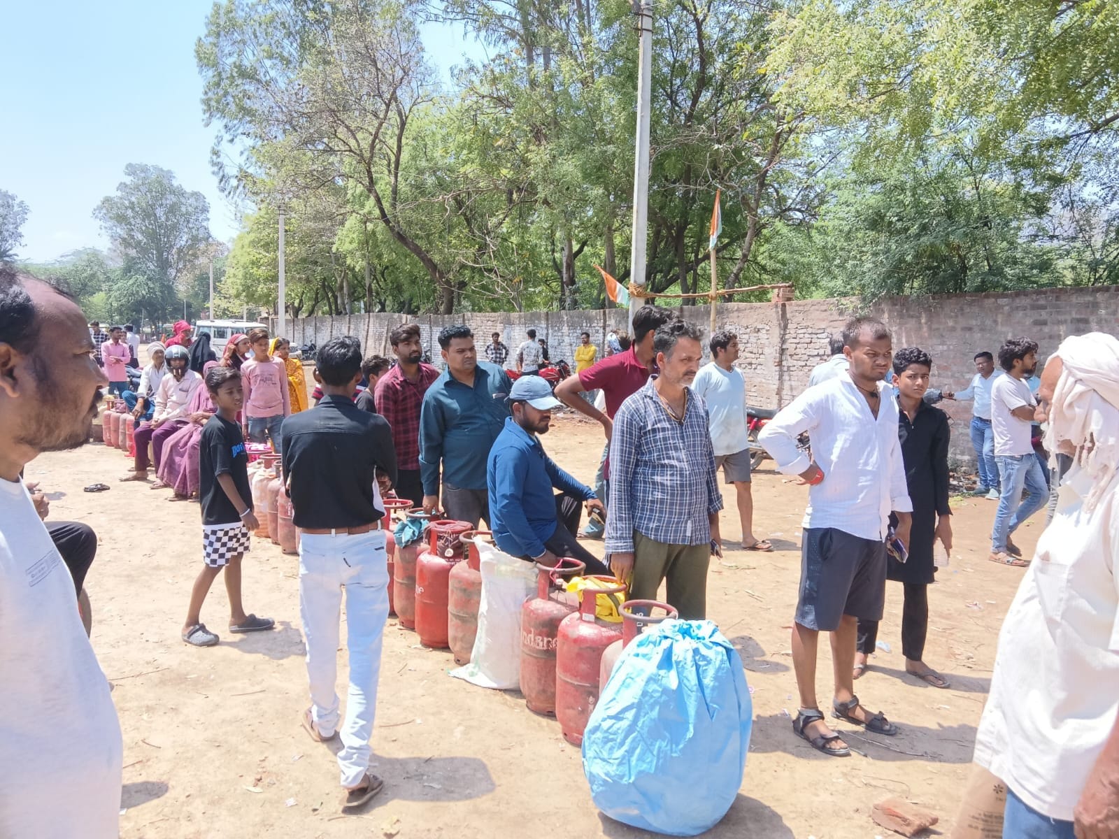आराधना गैस एजेंसी डिलीवरी प्वाइंट पर लगी उपभोक्ताओं की कतार। संवाद आराधना गैस एजेंसी डिलीवरी प्वाइंट पर लगी उपभोक्ताओं की कतार। संवाद