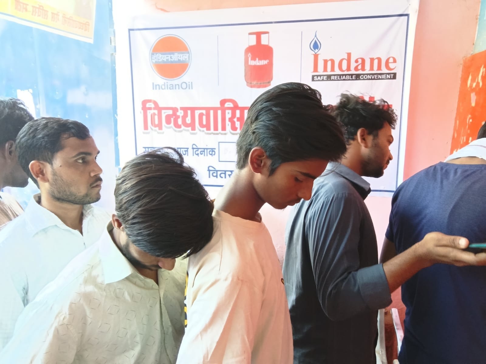 आराधना गैस एजेंसी डिलीवरी प्वाइंट पर लगी उपभोक्ताओं की कतार। संवाद आराधना गैस एजेंसी डिलीवरी प्वाइंट पर लगी उपभोक्ताओं की कतार। संवाद