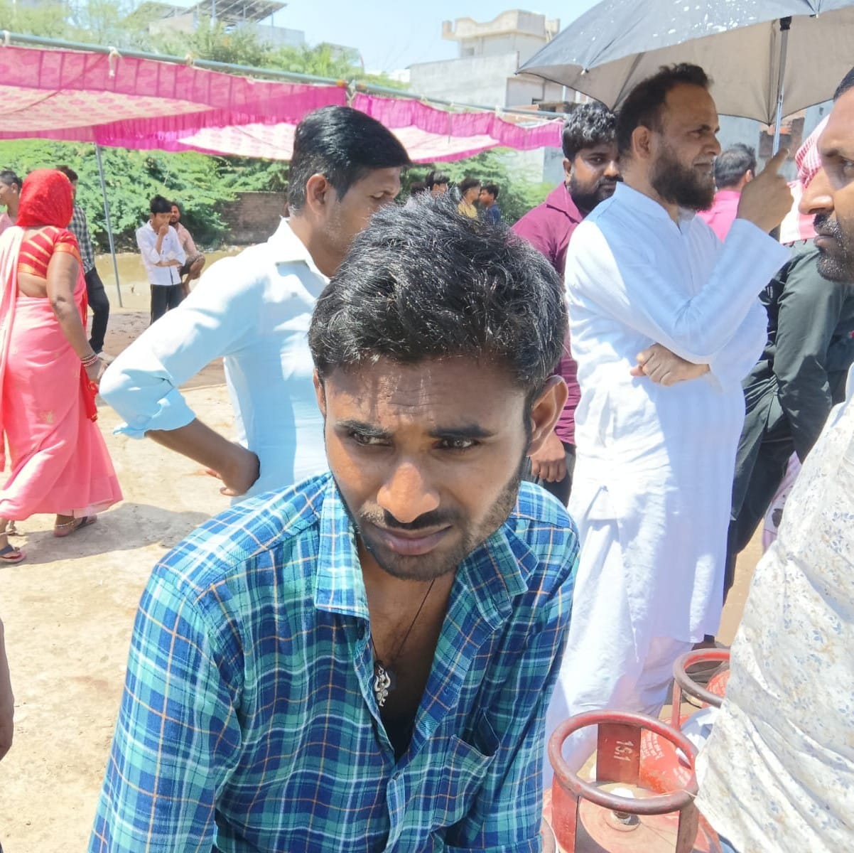 आराधना गैस एजेंसी डिलीवरी प्वाइंट पर लगी उपभोक्ताओं की कतार। संवाद आराधना गैस एजेंसी डिलीवरी प्वाइंट पर लगी उपभोक्ताओं की कतार। संवाद