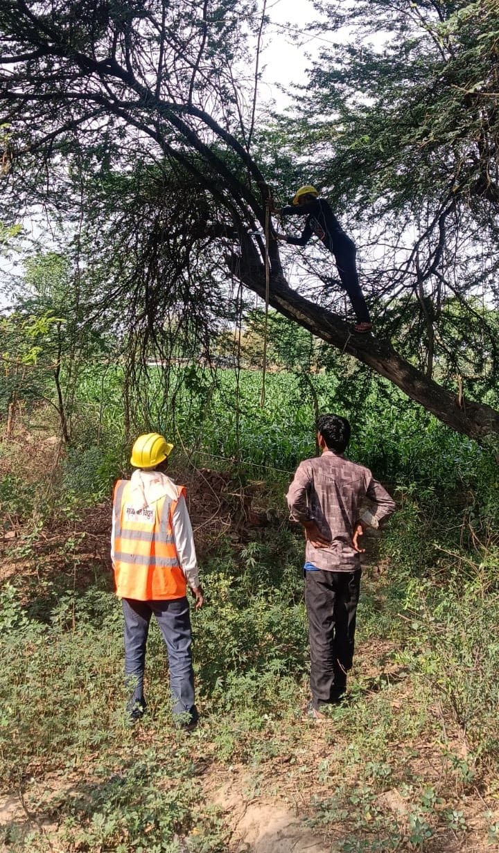 आंधी में गिरा ट्रांसफार्मर। स्त्रोत निगम