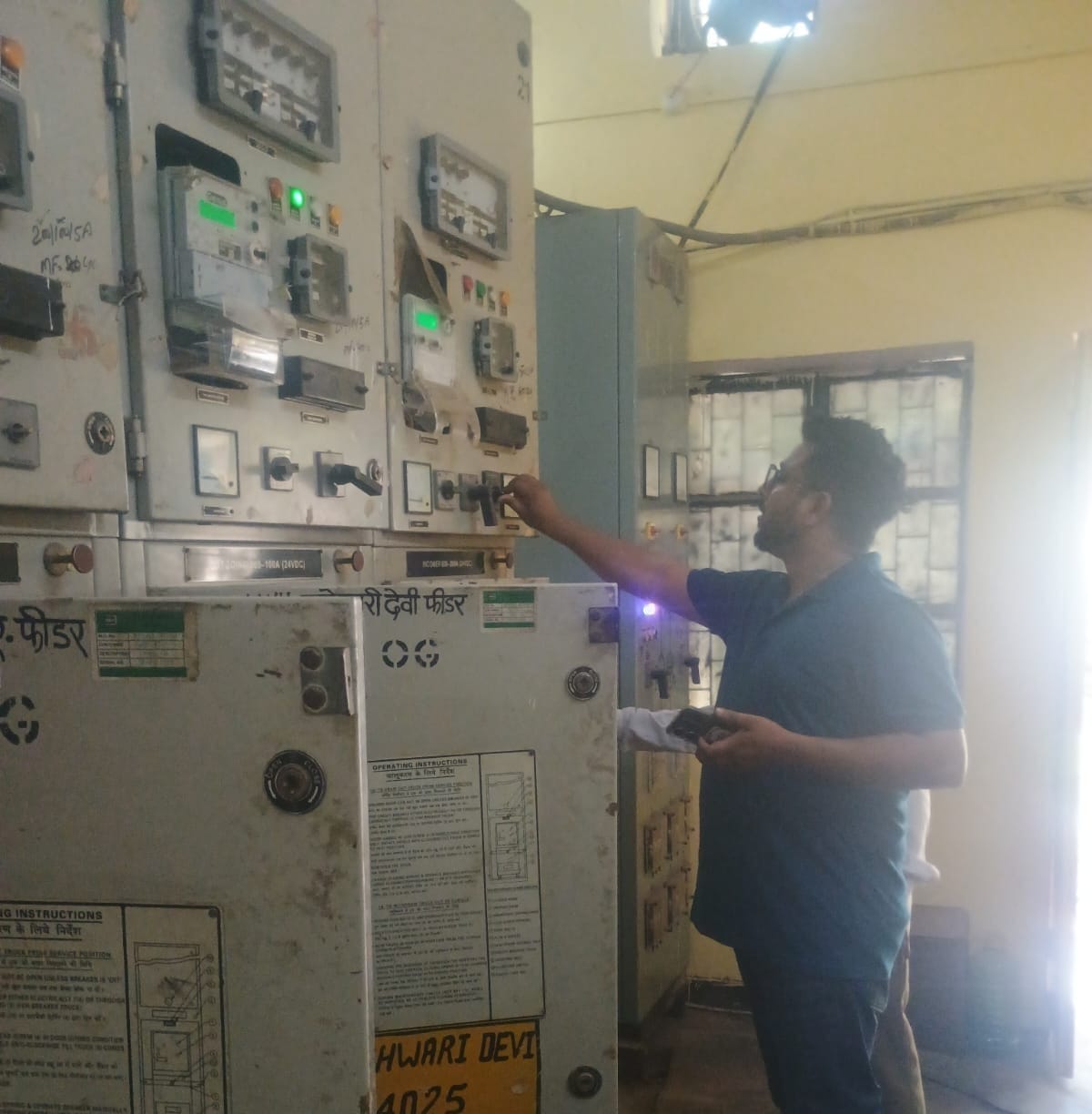 अलीगंज सट्टन चौराहे में फाल्ट देखते बिजली कर्मी। संवाद