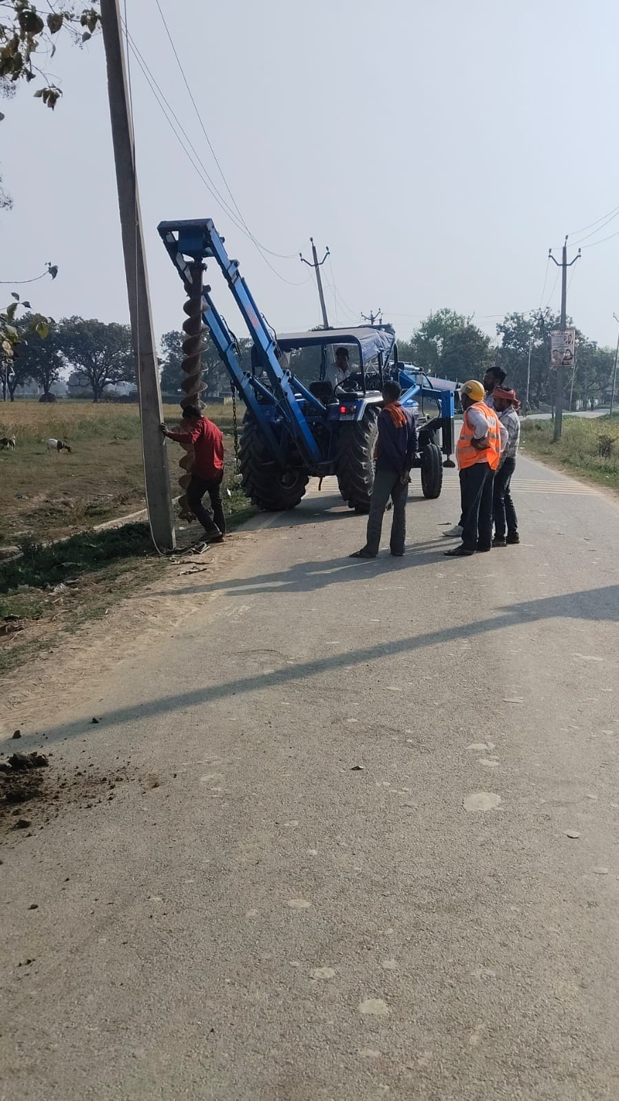 ढीले तार को दुरुस्त करते बिजली कर्मचारी। स्रोत: विभाग ढीले तार को दुरुस्त करते बिजली कर्मचारी। स्रोत: विभाग