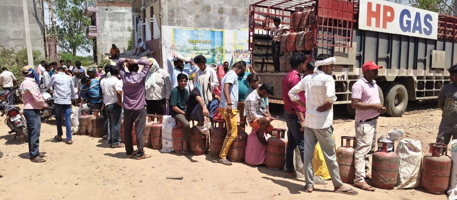 फोटो 05 सीकेटीपी-10-एजेंसी में सिलिंडर की जानकारी लेते लोग। संवाद