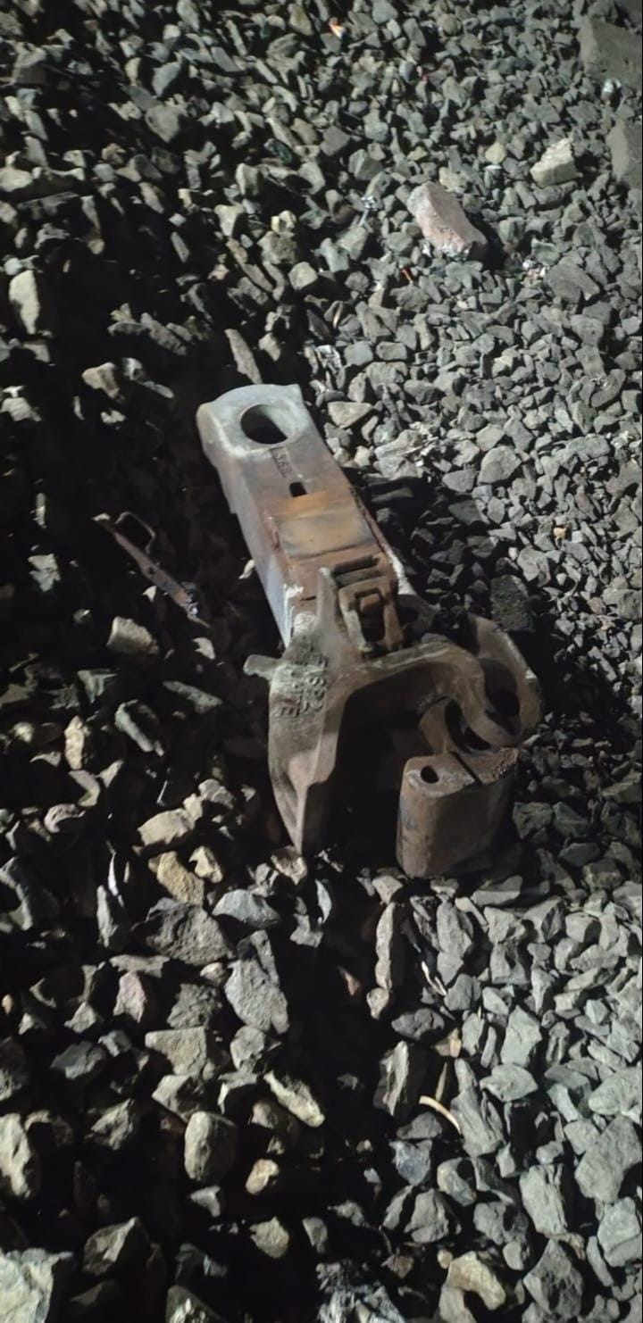 फोटो 05सीकेटीपी 34 कपलिंग टूटने के बाद ट्रैक पर खड़ी मालगाड़ी। संवाद