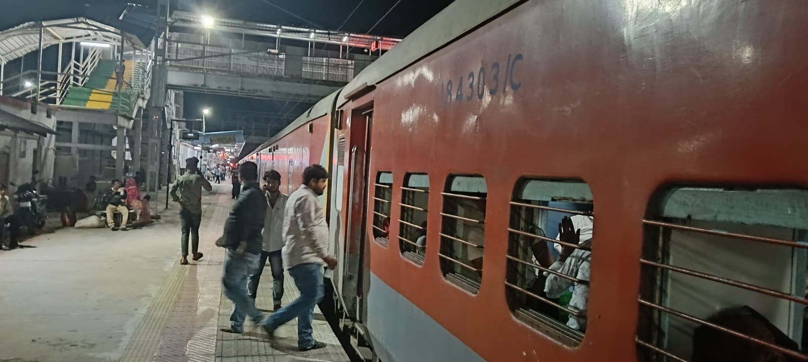 फोटो 05सीकेटीपी 34 कपलिंग टूटने के बाद ट्रैक पर खड़ी मालगाड़ी। संवाद