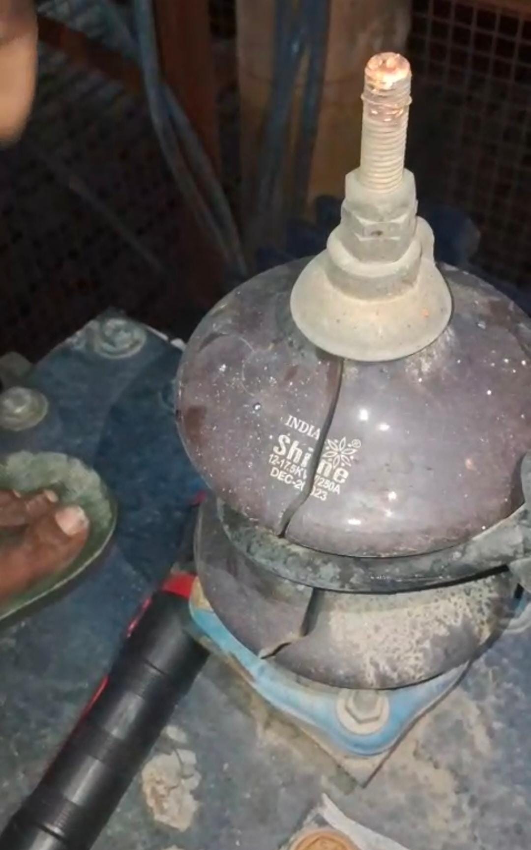 फोटो-10 अमृतपुर क्षेत्र के गांव नगला हूसा के पास 33केवी लाइन का पोल लगाते बिजली कर्मी। स्रोत : 