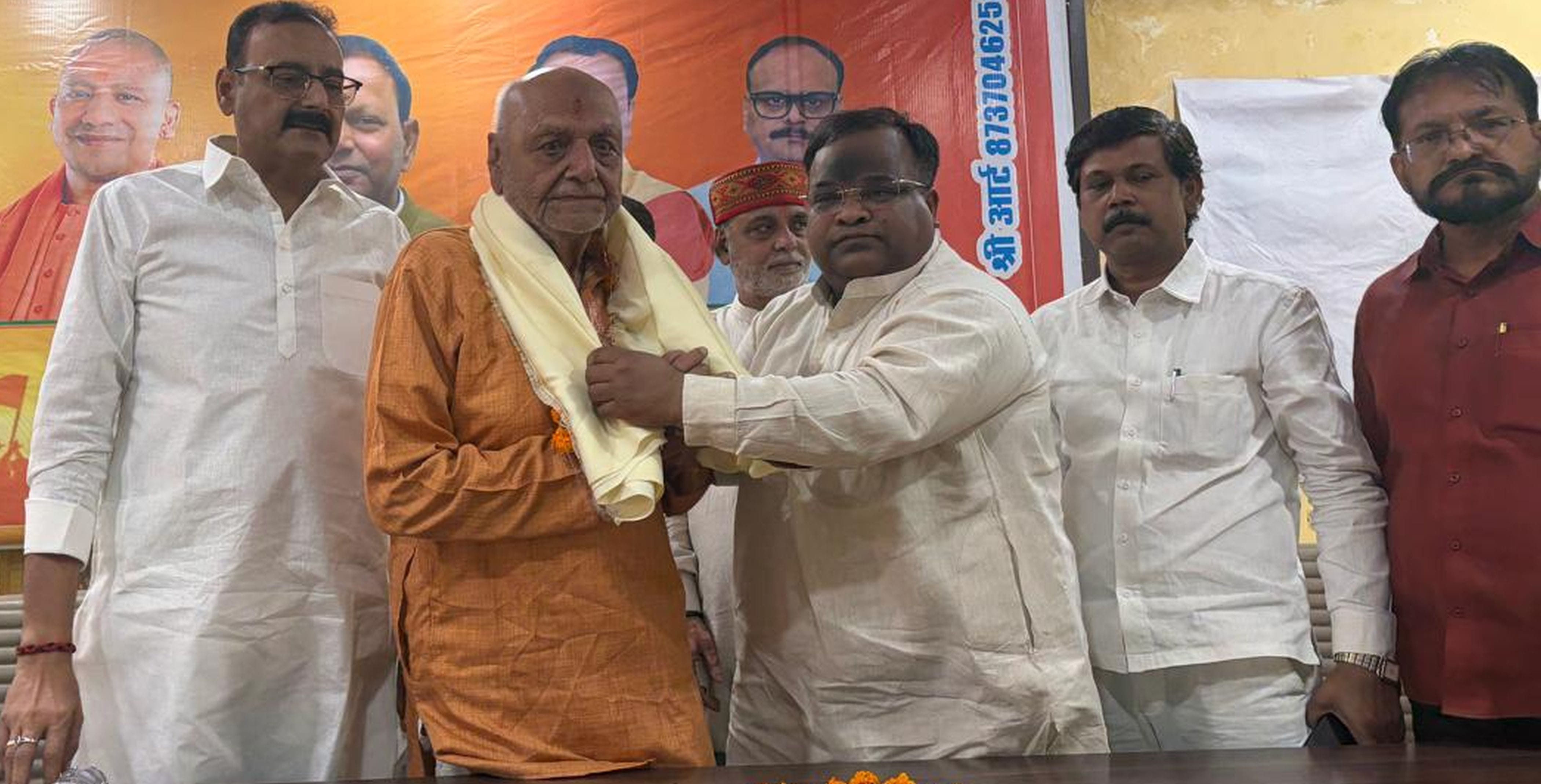 फोटो-13-वरिष्ठ भाजपाइयों को सम्मानित करते भाजपा जिलाध्यक्ष। संवाद