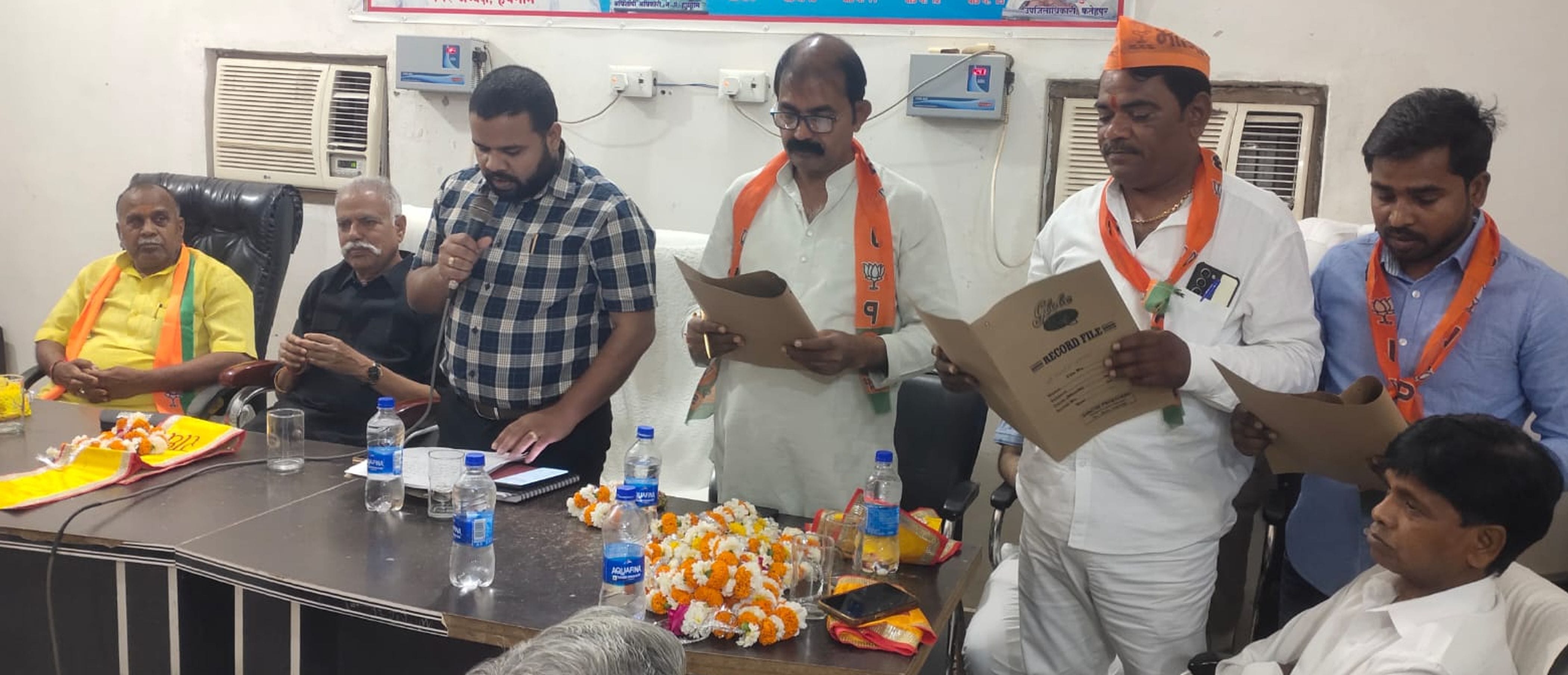 फोटो-22-सदर नगर पालिका में नामित सदस्यों को शपथ दिलाती एसडीएम। संवाद