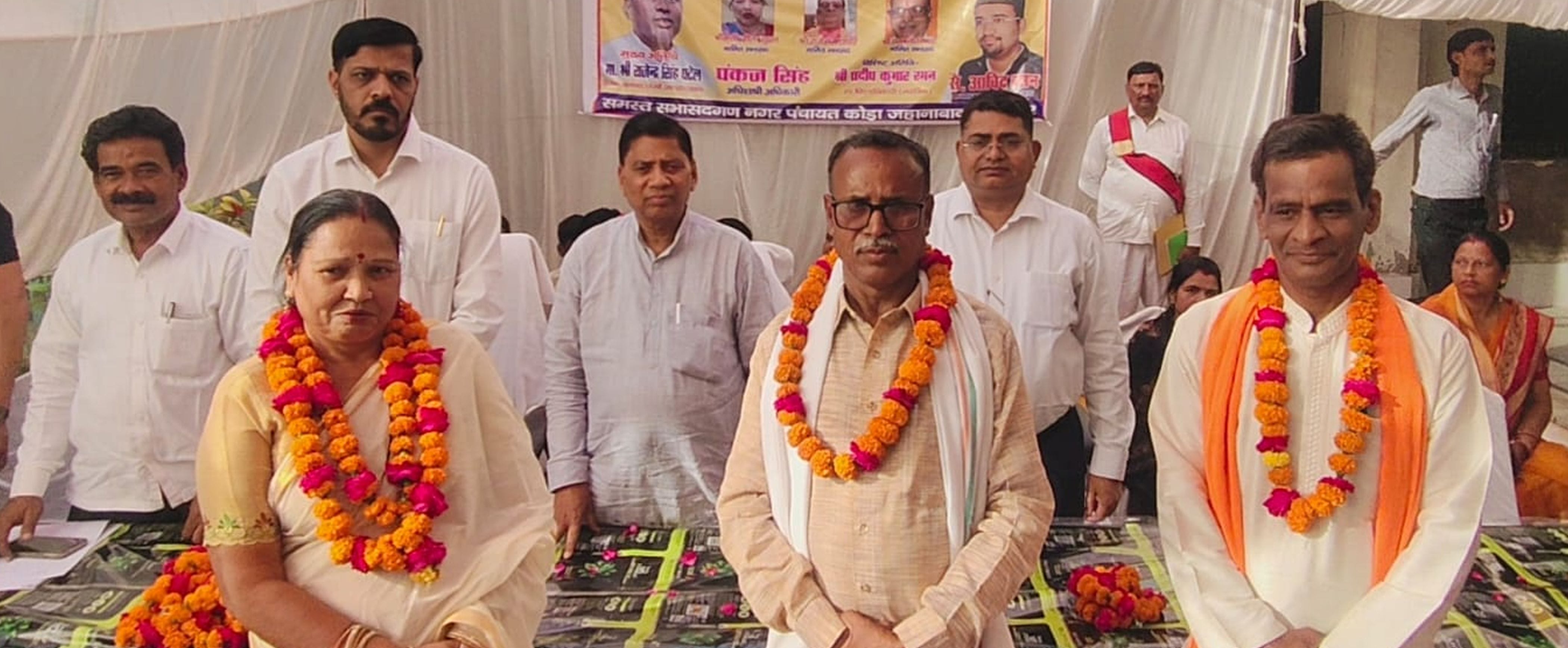 फोटो-22-सदर नगर पालिका में नामित सदस्यों को शपथ दिलाती एसडीएम। संवाद