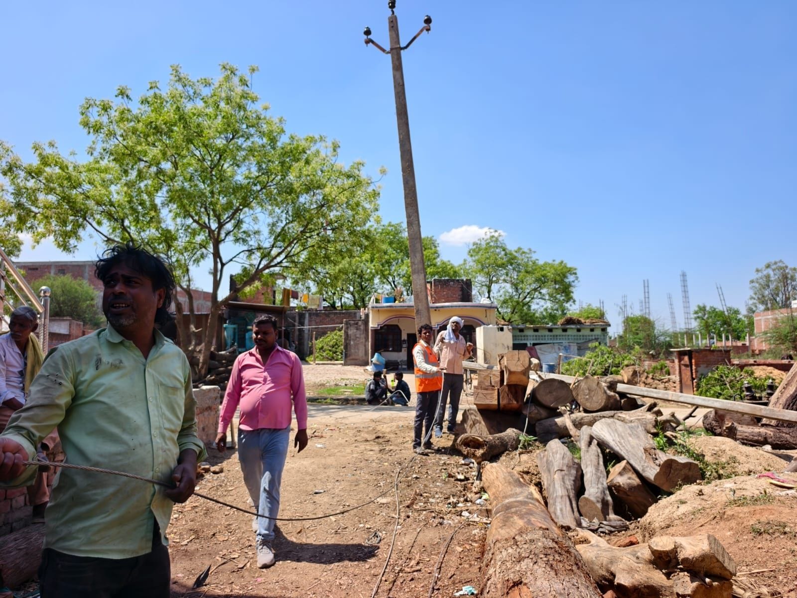 फोटो-28-ऐरा भदियार उपकेंद्र के टूटे खंभे को ठीक करते कर्मचारी। संवाद