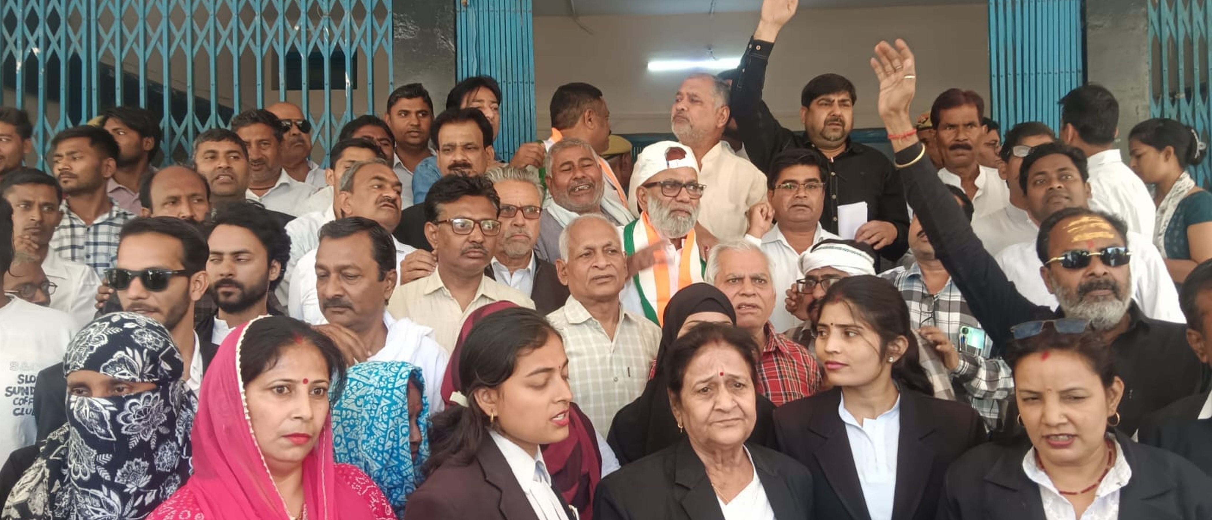 फोटो-34-कलेक्ट्रेट में प्रदर्शन करते कांग्रेसी। संवाद