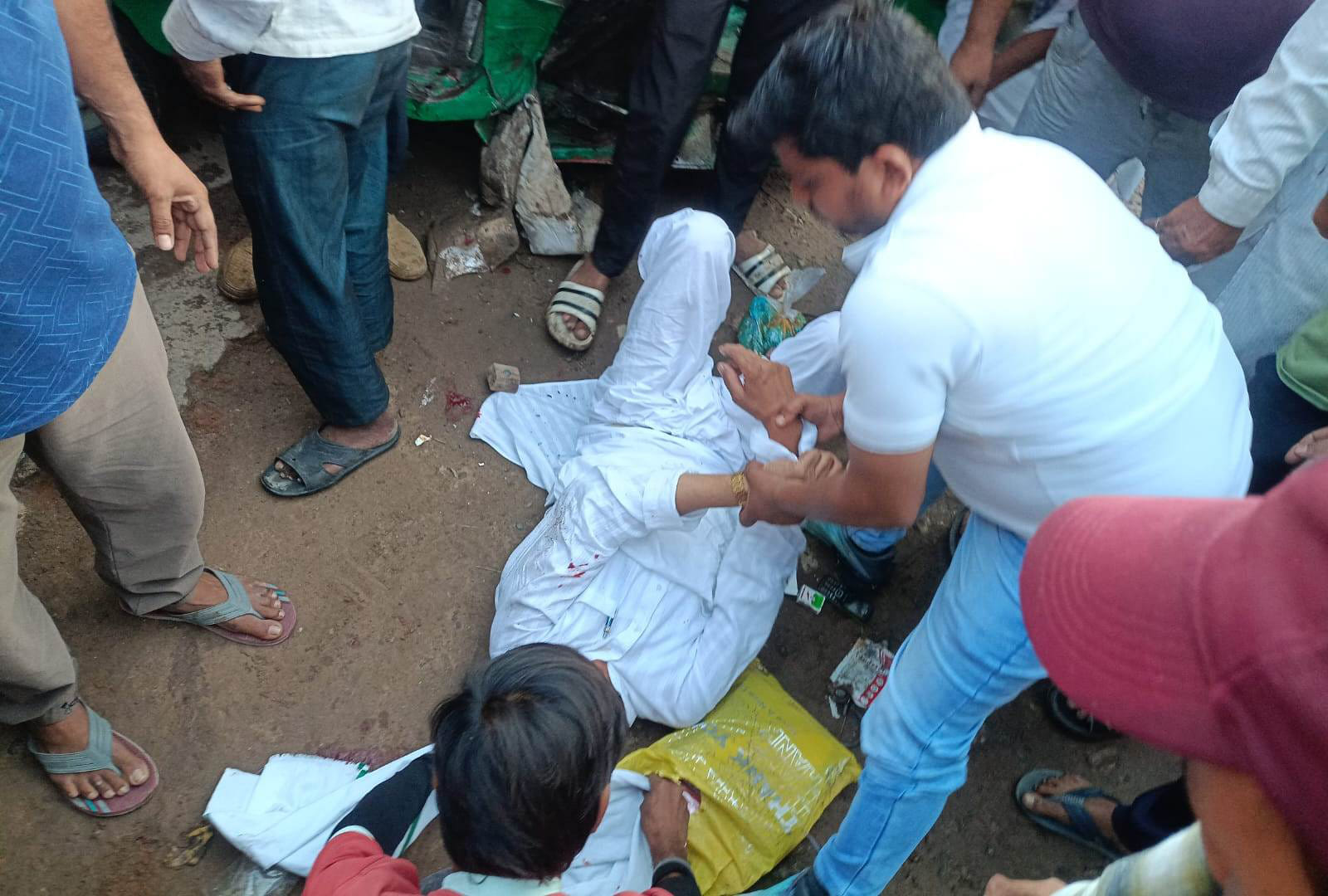 गढ़ में स्याना मार्ग पर कार की चपेट में आकर क्षतिग्रस्त हुई बाइक। संवाद गढ़ में स्याना मार्ग पर कार की चपेट में आकर क्षतिग्रस्त हुई बाइक। संवाद