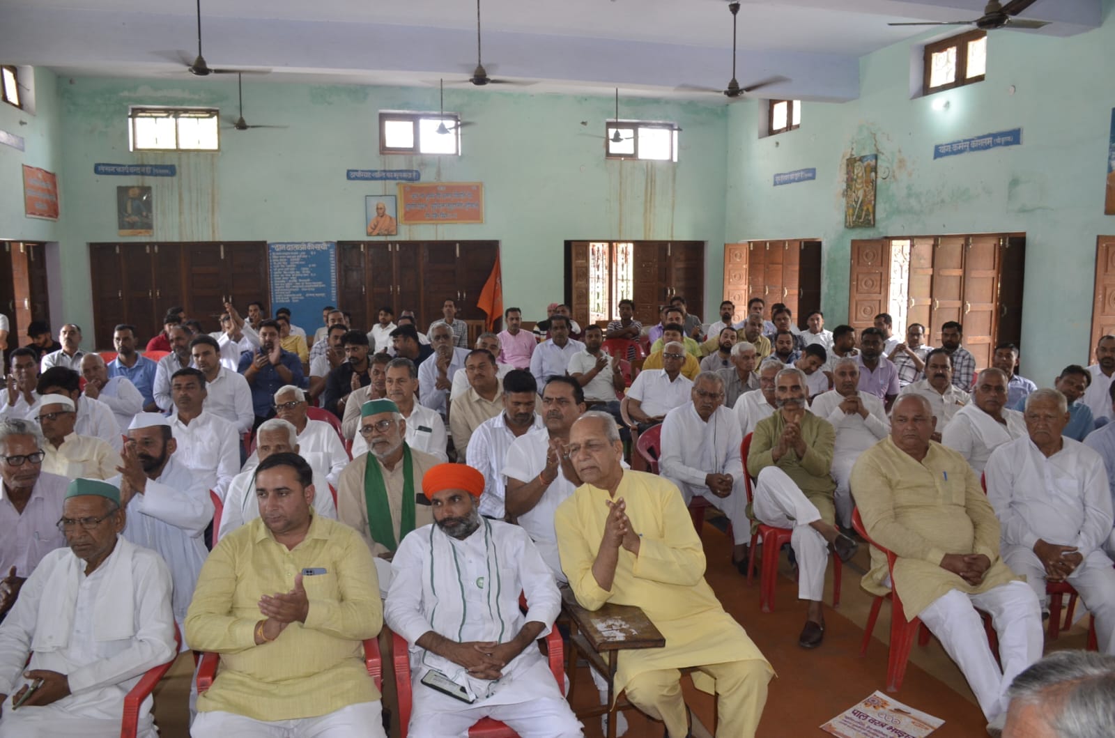 गुरुकुल आश्रम शुकतीर्थ प्रबन्धन की जिम्मेदारी देकर आचार्य इंद्रपाल को माला पहनाकर स्वागत करते स