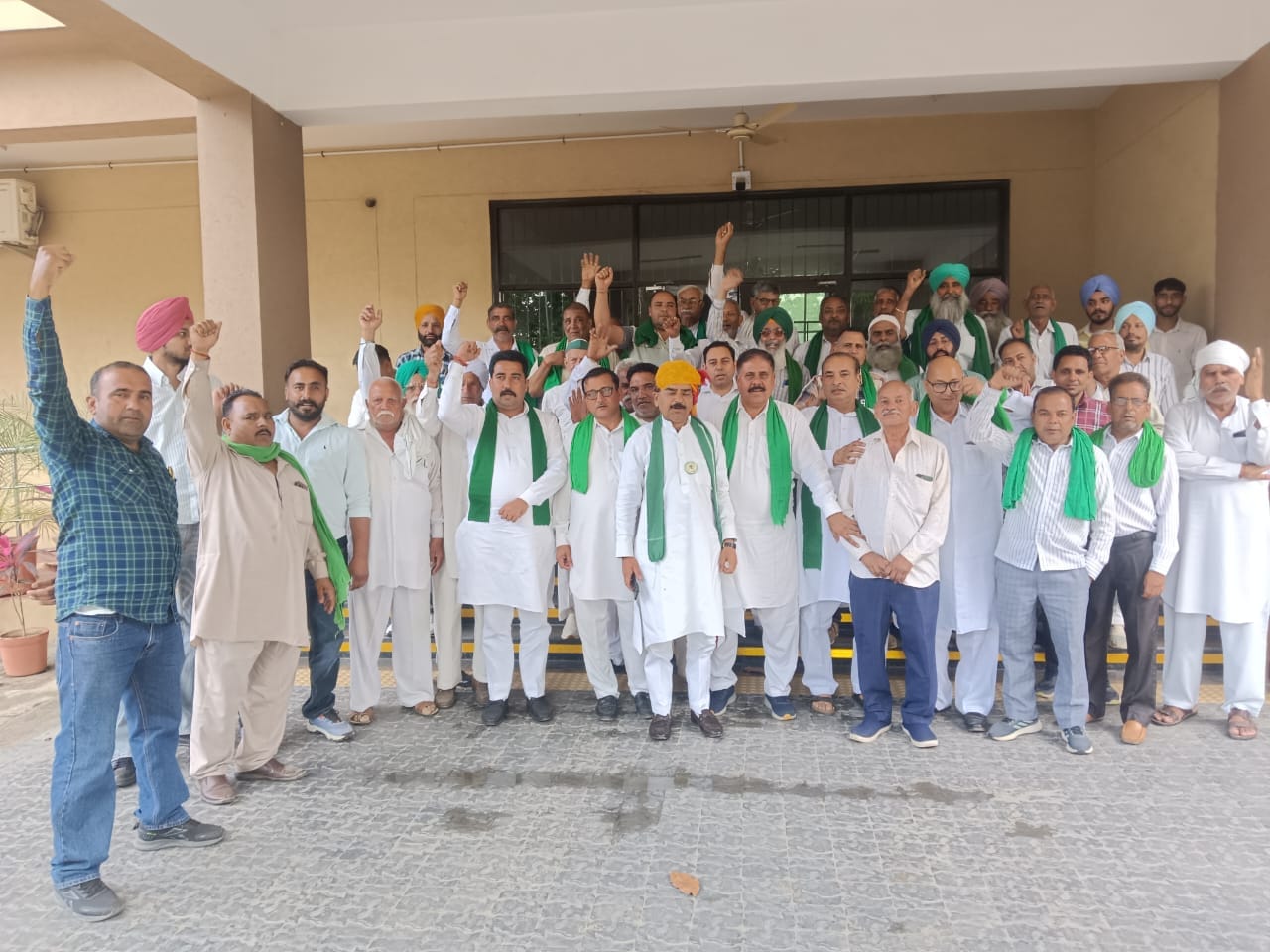 जगाधरी अनाज मंडी में सड़क पर गेहूं को सुखाते मजदूर। संवाद जगाधरी अनाज मंडी में सड़क पर गेहूं को सुखाते मजदूर। संवाद