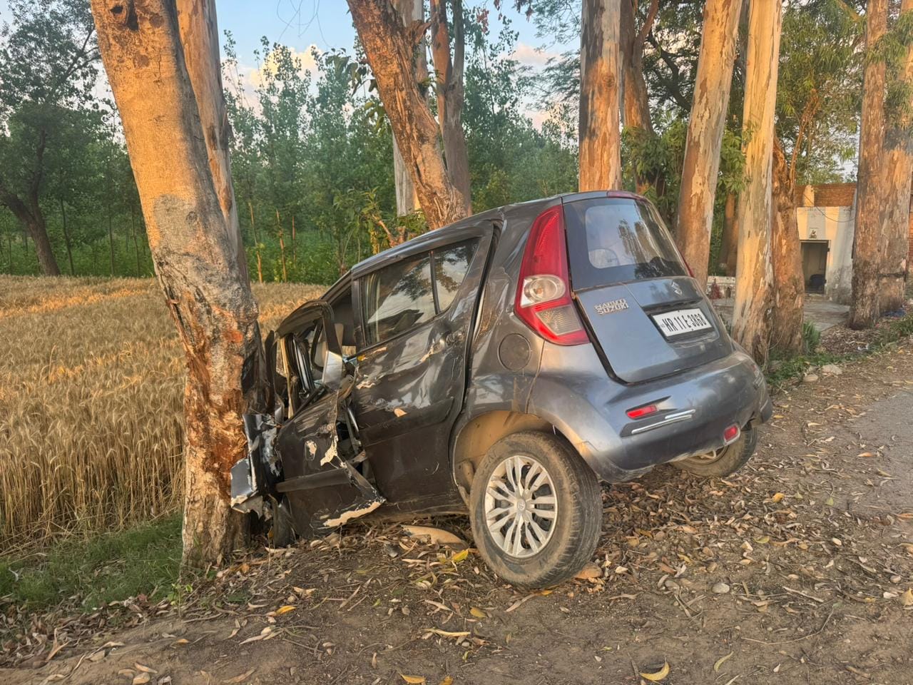 जोगीवाड़ा गांव के पास पेड़ से टकरा कर क्षतिग्रस्त हुई कार। संवाद