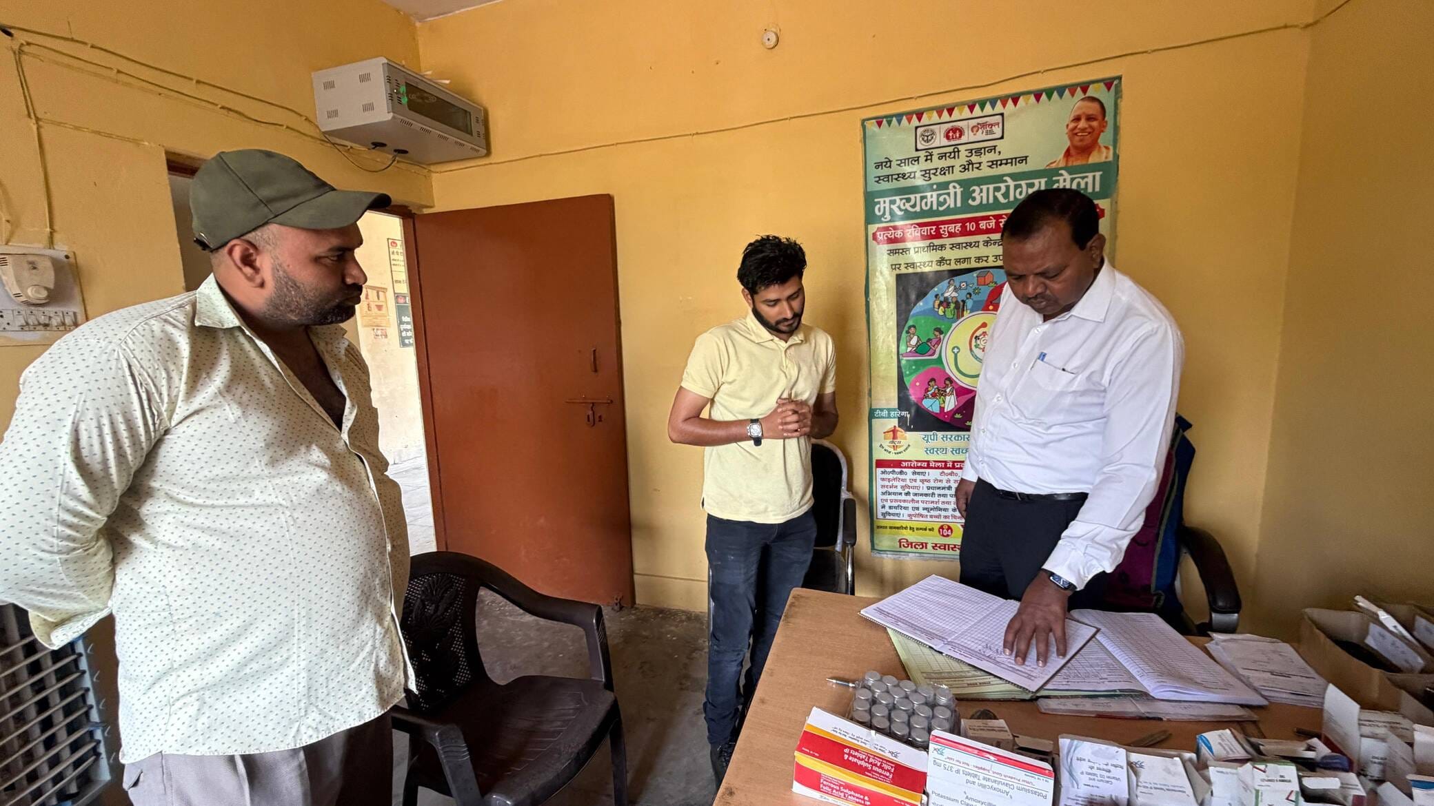 जनआरोग्य मेले में जांच करते चिकित्सक। संवाद 