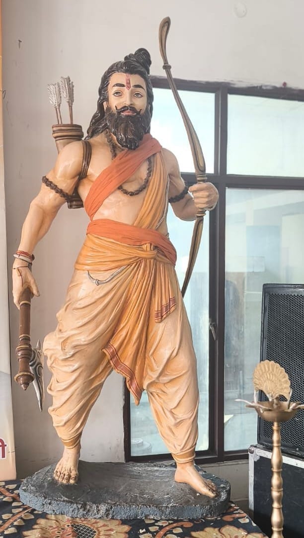 कुरुक्षेत्र। भगवान परशुराम प्रकटोत्सव कार्यक्रम में स्मृति-चिन्ह भेंट कर विधायक रामकुमार गौतम क