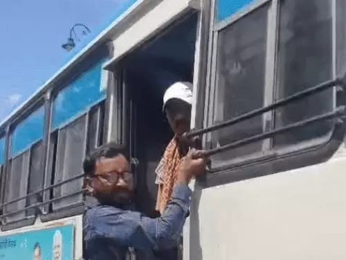 कुरुक्षेत्र। चलती बस में खिड़की में लटका युवक। वायरल वीडियो से कुरुक्षेत्र। चलती बस में खिड़की में लटका युवक। वायरल वीडियो से