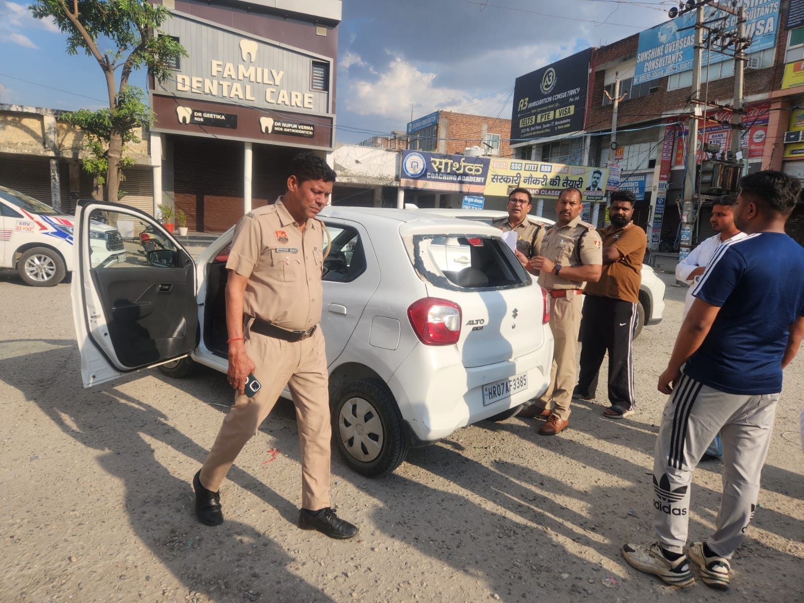 कुरुक्षेत्र। गाड़ी को कब्जे में लेते डायल 112 की टीम। संवाद