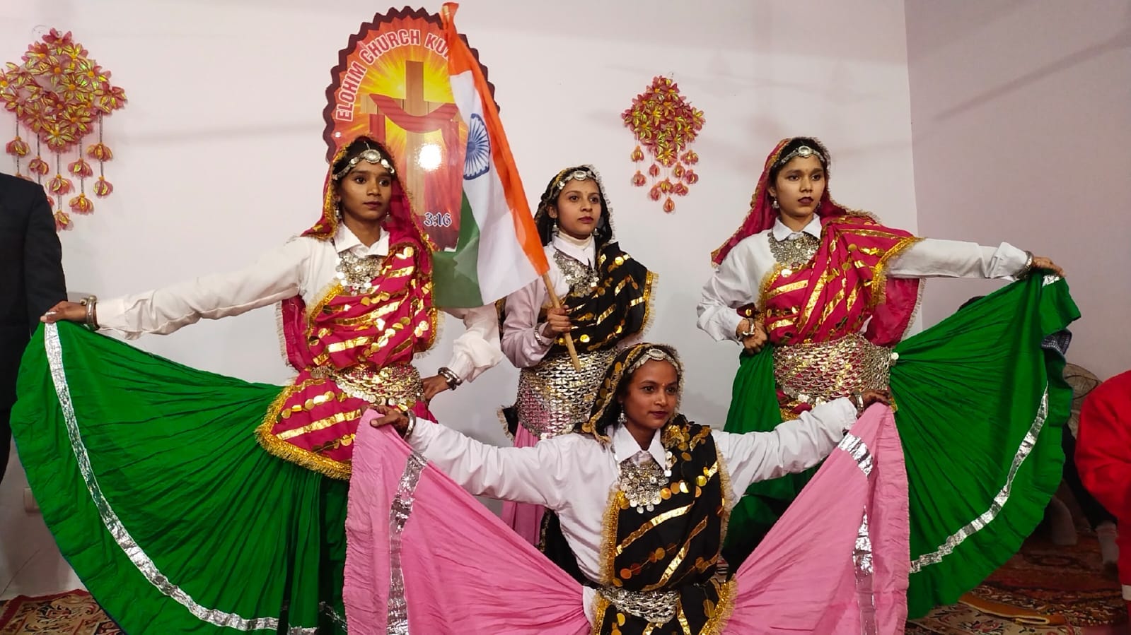 कुरुक्षेत्र। कीर्ति नगर स्थित चर्च में सांस्कृतिक कार्यक्रमों का आनंद लेते समाज के लोग। संवा