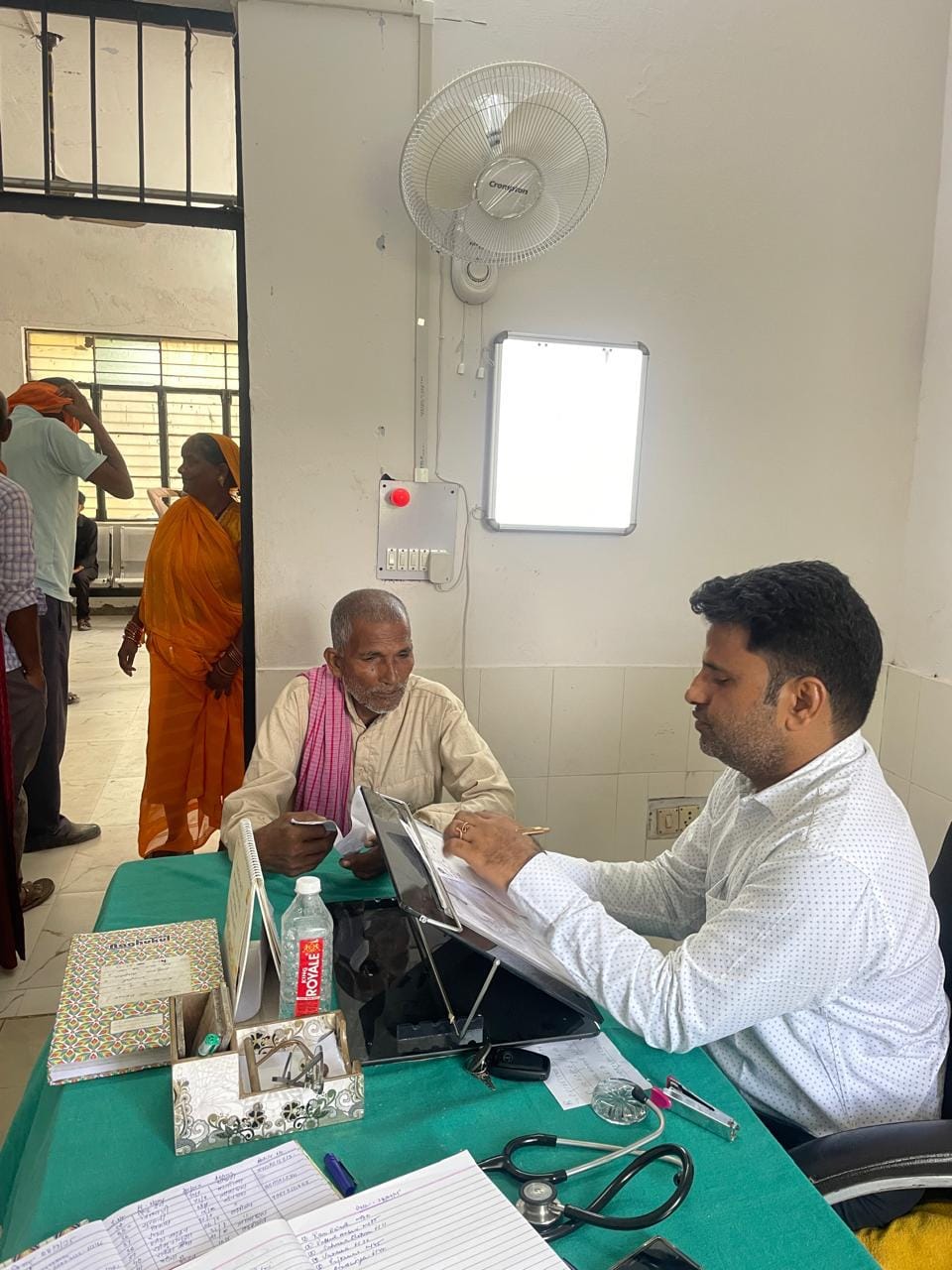 करमैनी प्राथमिक स्वस्थ केंद्र पर मरीजों को जांच करते डॉ. संजय कुमार।संवाद करमैनी प्राथमिक स्वस्थ केंद्र पर मरीजों को जांच करते डॉ. संजय कुमार।संवाद