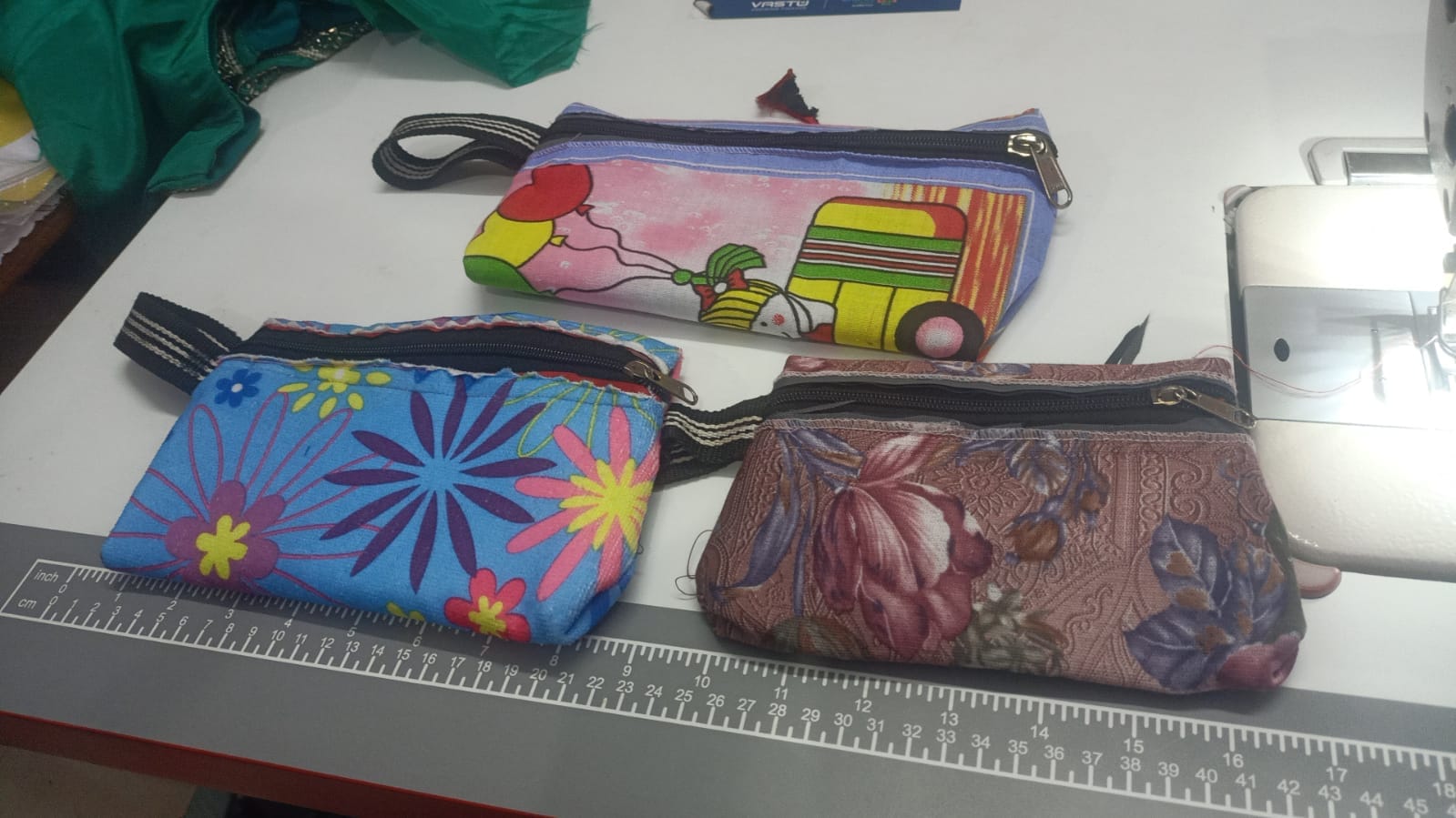 किरवीं की बनीता घर पर सिलाई करते हुए। संवाद