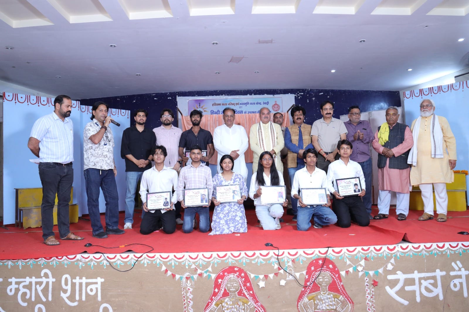 कार्यक्रम में नाटक का मंचन करते कलाकार। स्रोत: संस्था