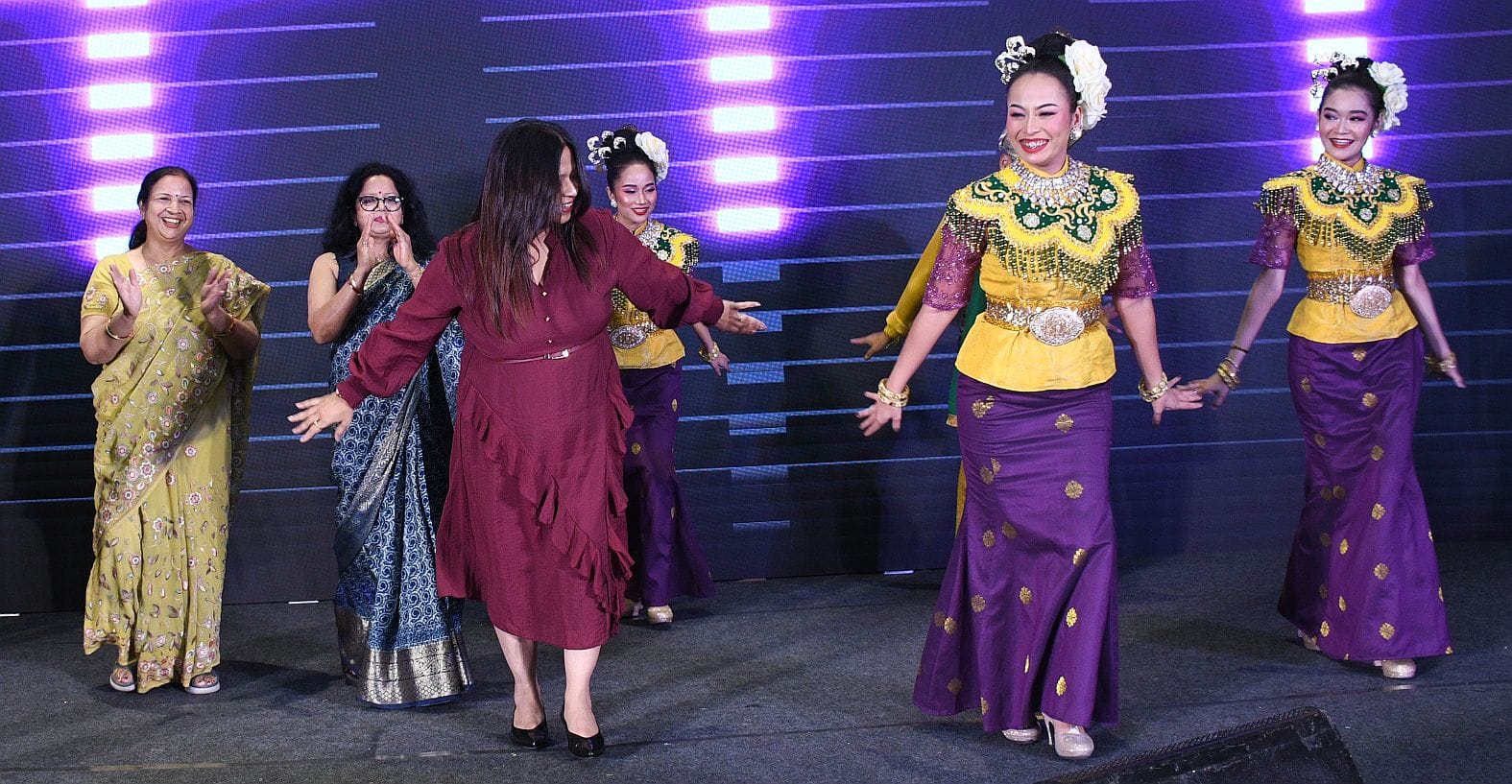 कार्यक्रम में प्रस्तुति देते मलयेशिया के कलाकार। -संवाद कार्यक्रम में प्रस्तुति देते मलयेशिया के कलाकार। -संवाद