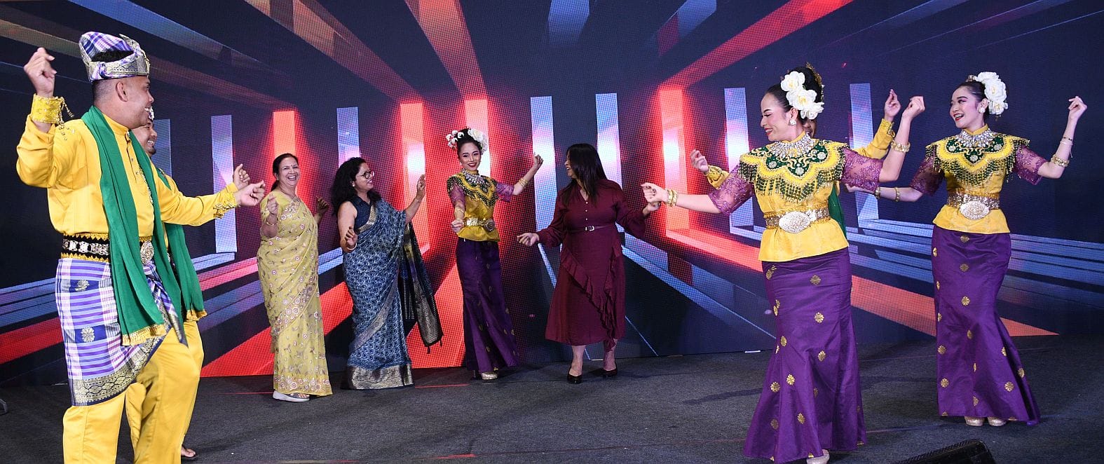 कार्यक्रम में प्रस्तुति देते मलयेशिया के कलाकार। -संवाद कार्यक्रम में प्रस्तुति देते मलयेशिया के कलाकार। -संवाद