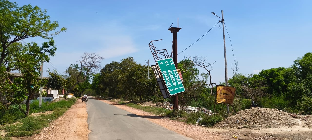 कस्बा निधौली कलां में गेहूं की कटी फसलों में भरा पानी। संवाद