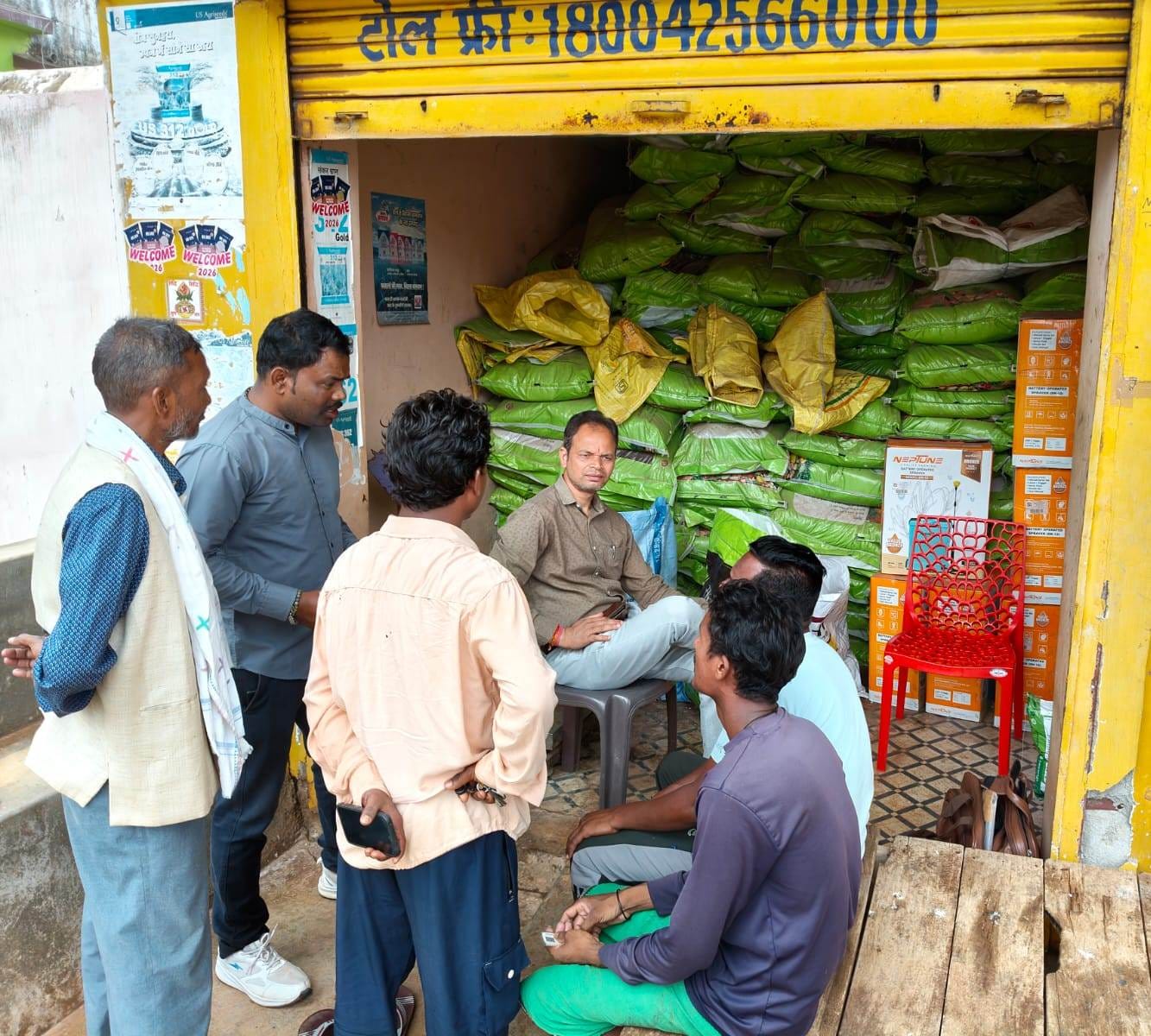 कृषि केंद्रों का निरीक्षण करते अधिकारी