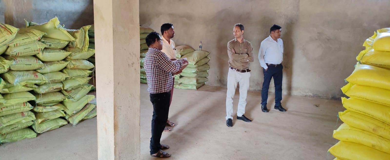 कृषि केंद्रों का निरीक्षण करते अधिकारी