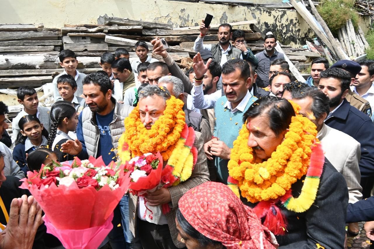 कोटखाई में पेमजल योजना का उद्घाटन करते उप मुख्य मंत्री मुकेश अग्निहोत्री , शिक्षा मंत्री रोहित 