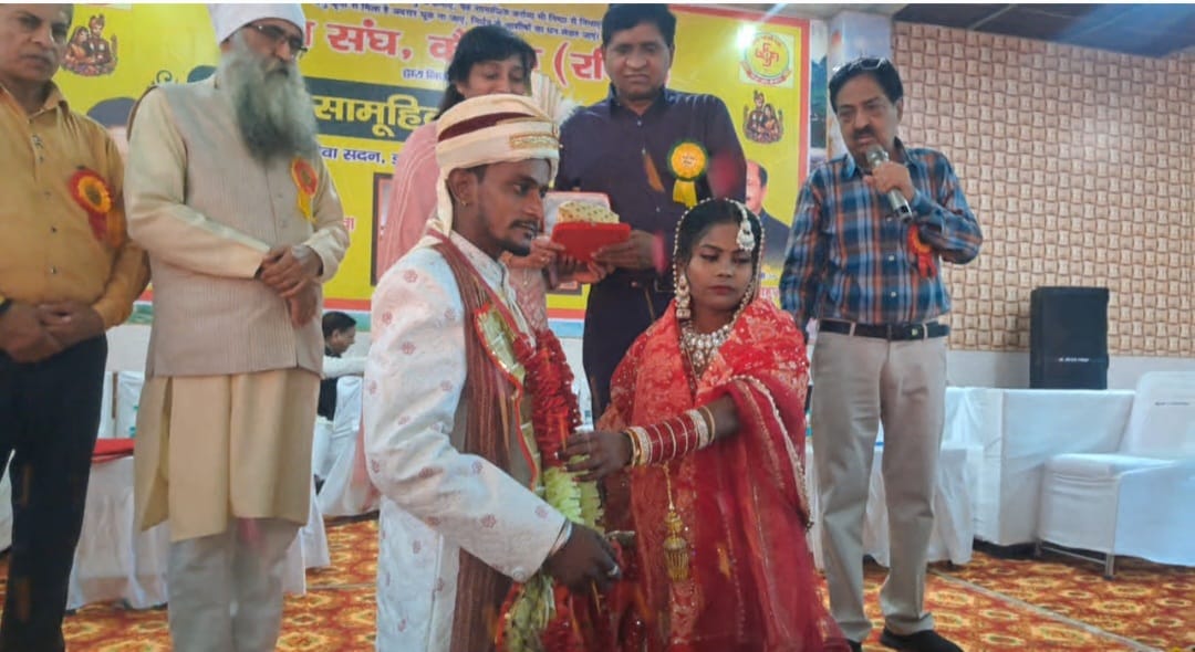 कैथल के डोगरा गेट स्थित पंजाबी सेवा सदन में आमने सामने बैठे वैवाहिक जोड़े।