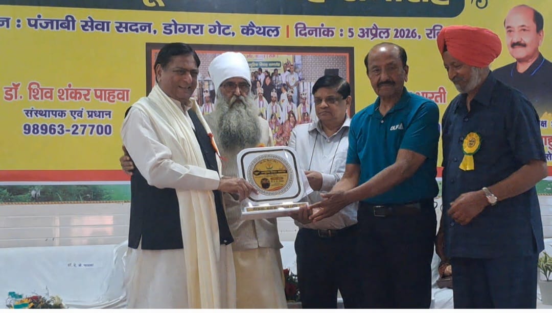 कैथल के डोगरा गेट स्थित पंजाबी सेवा सदन में आमने सामने बैठे वैवाहिक जोड़े।