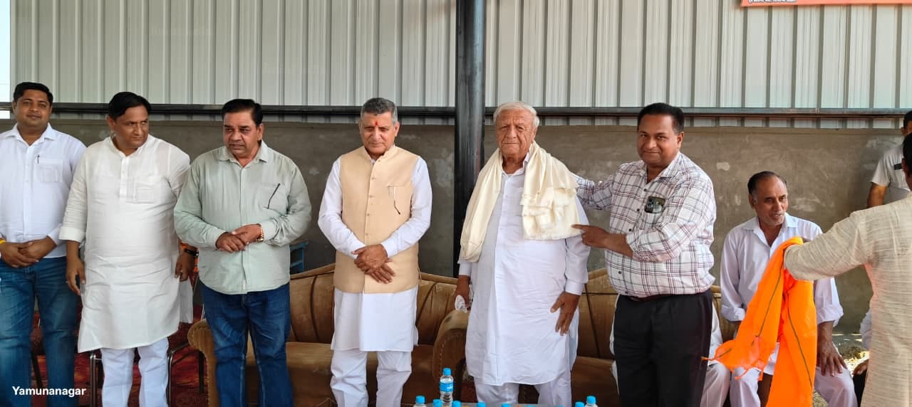 खंड में आयोजित कार्यक्रम में अतिथियों को सम्मानित करते आयोजक। डीआईपीआरओ