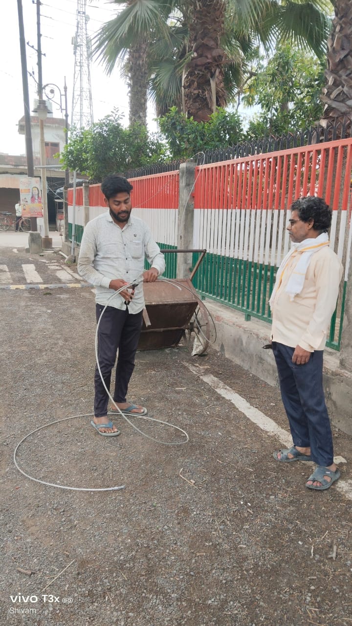 महुली में गिरा बिजली का खंभा। संवाद