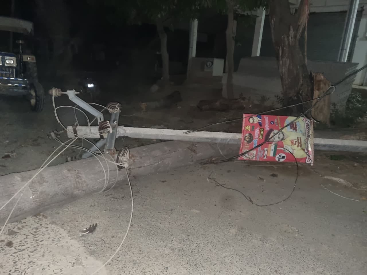 महुली में गिरा बिजली का खंभा। संवाद