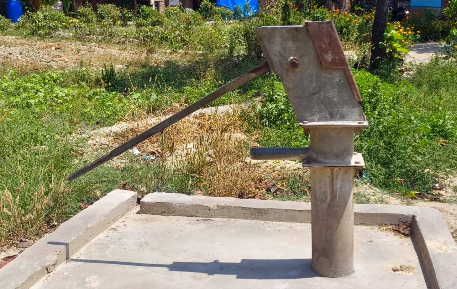 मंझनपुर पीएचसी में वाटर कूलर के पास पसरी गंदगी।  संवाद