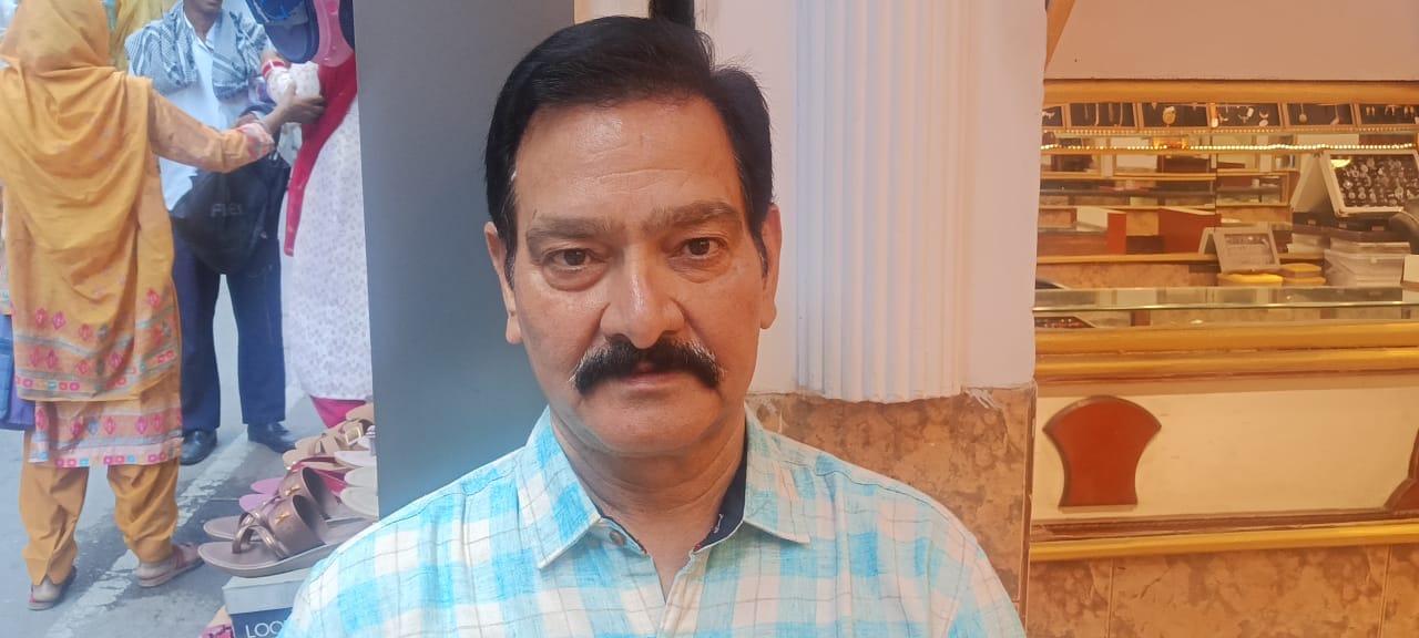 नगर निगम हमीरपुर के तहत वार्ड नंबर चार में निकासी नाली के बंद होने के कारण जमा गंदा पानी। संवाद