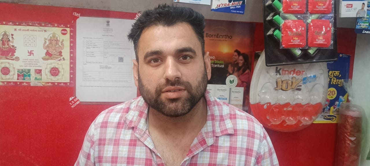 नगर निगम हमीरपुर के तहत वार्ड नंबर चार में निकासी नाली के बंद होने के कारण जमा गंदा पानी। संवाद